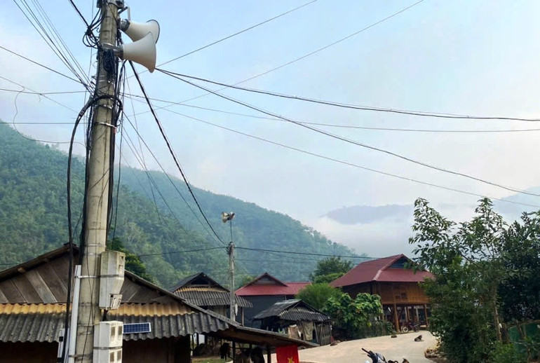 Bộ đội Biên phòng Đồn Tén Tằn lắp cụm loa, thông tin chủ trương, chính sách của Đảng, Nhà nước đến nhân dân khu phố Đoàn Kết, thị trấn huyện Mường Lát.