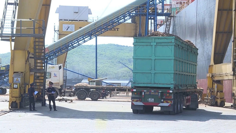 Trung chuyển hàng hóa lên tàu tại Cảng Nghi Sơn, tỉnh Thanh Hóa. Trung chuyển hàng hóa lên tàu tại Cảng Nghi Sơn, tỉnh Thanh Hóa.