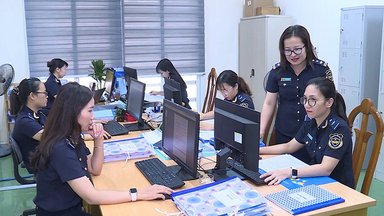 Cán bộ Hải quan giải quyết thủ tục xuất, nhập khẩu hàng hóa cho doanh nghiệp. Cán bộ Hải quan giải quyết thủ tục xuất, nhập khẩu hàng hóa cho doanh nghiệp.