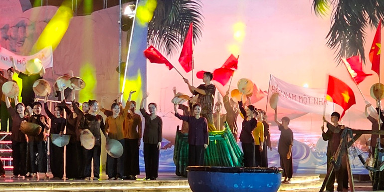 Các văn nghệ sĩ tái hiện hình ảnh đón đồng bào miền nam tập kết ra bắc năm 1954 tại Cảng Hới, thành phố Sầm Sơn.