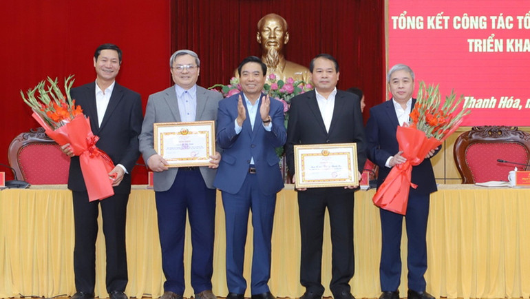 Bí thư Tỉnh ủy Thanh Hóa trao Bằng khen cho tập thể, cá nhân có thành tích trong công tác tổ chức xây dựng Đảng.