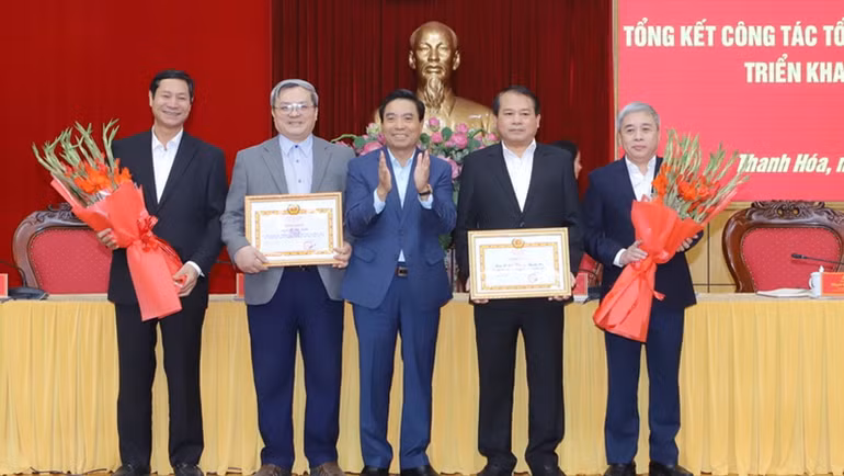 Bí thư Tỉnh ủy Thanh Hóa trao Bằng khen cho tập thể, cá nhân có thành tích trong công tác tổ chức xây dựng Đảng.