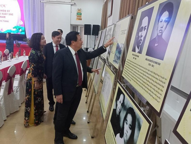 Đồng chí Nguyễn Xuân Thắng cùng các đại biểu thăm gian trưng bày hình ảnh về Tổng Bí thư Lê Hồng Phong. Đồng chí Nguyễn Xuân Thắng cùng các đại biểu thăm gian trưng bày hình ảnh về Tổng Bí thư Lê Hồng Phong.