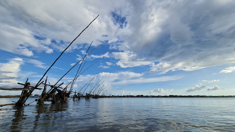Xóm vạn chài hành nghề hạ bạt ven sông Cửa Lớn, phổ biến là nghề đáy để đánh bắt hải sản, tôm, cá.