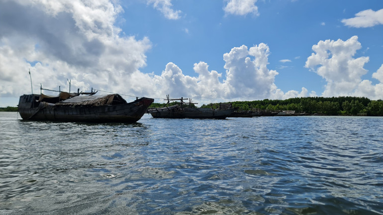 Ngư dân hành nghề hạ bạt ven tuyến sông Cửa Lớn, đoạn thuộc xã Hàng Vịnh (huyện Năm Căn, tỉnh Cà Mau)