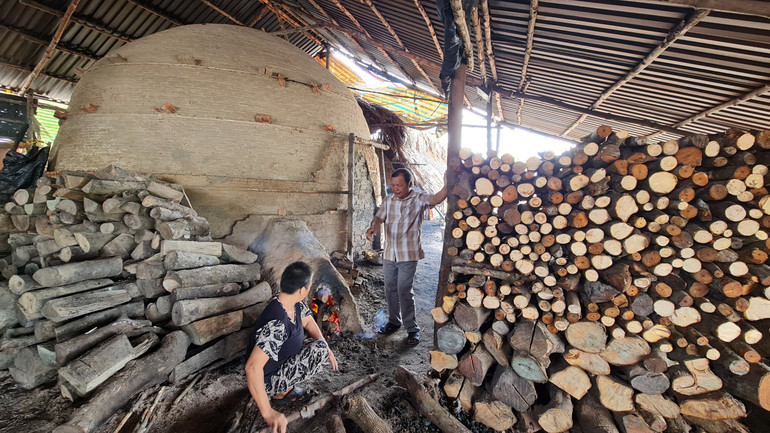 Xóm lò chuyên sản xuất, chế biến than đước ven sông Cửa Lớn, đoạn thuộc ấp Nhà Hội, xã Tam Giang (huyện Năm Căn, tỉnh Cà Mau).