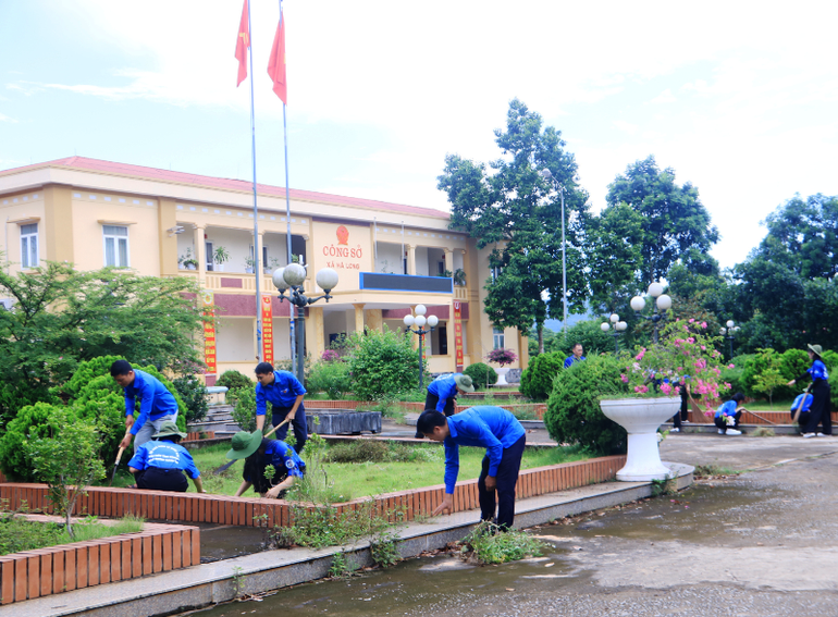 Thanh niên tình nguyện chăm sóc vườn hoa, cây cảnh.