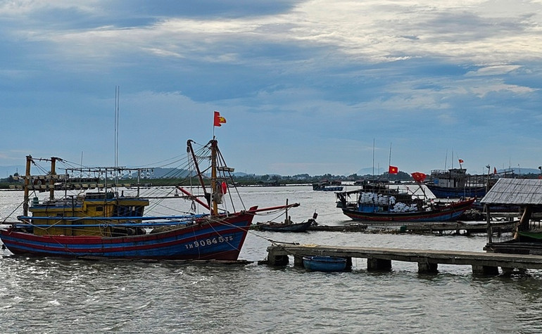 Tàu thuyền neo đậu ở Cảng cá Quảng Nham, huyện Quảng Xương.