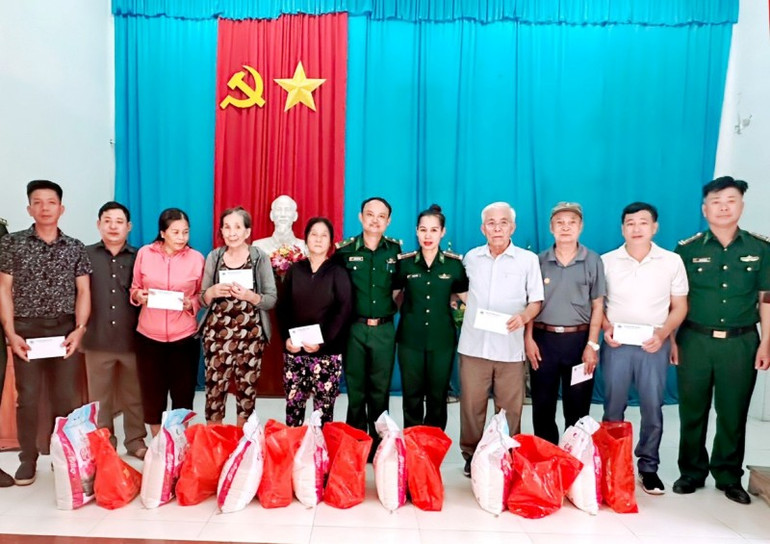 Bộ đội Biên phòng tặng quà cho gia đình chính sách, người có công với cách mạng ở thị xã Nghi Sơn.