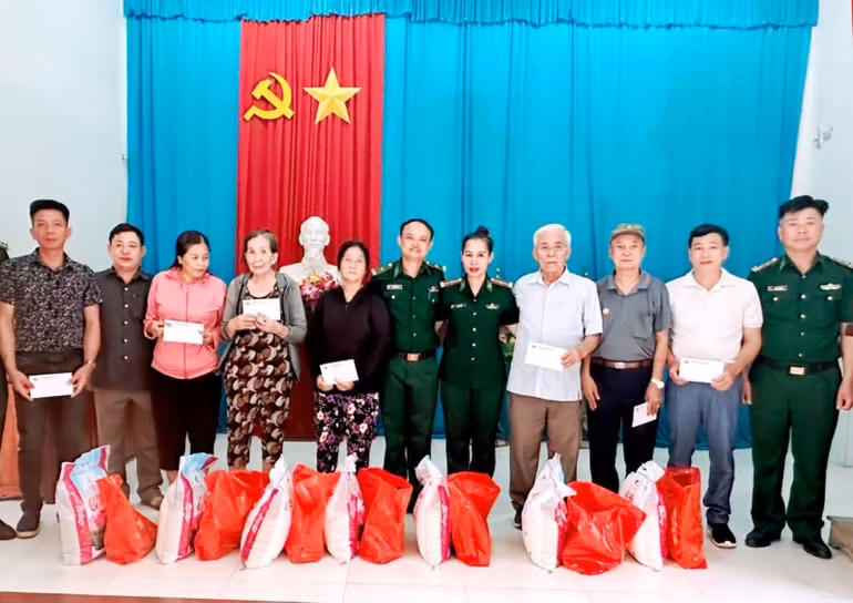 Bộ đội Biên phòng tặng quà cho gia đình chính sách, người có công với cách mạng ở thị xã Nghi Sơn.