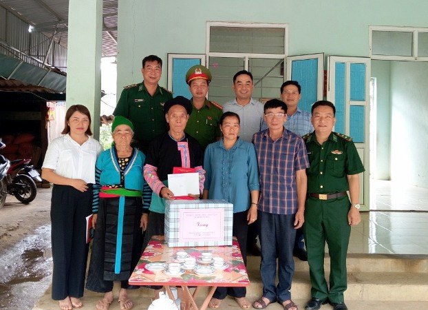 Đồn Biên phòng Pù Nhi trao tặng quà cho gia đình chính sách trên địa bàn.