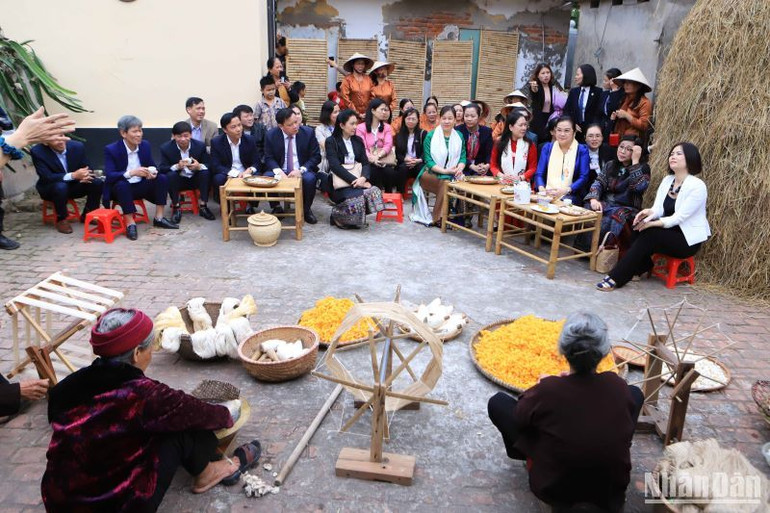 Phu nhân Thủ tướng Lào và Việt Nam thăm hoạt động sản xuất tại Làng nghề dệt đũi Nam Cao (huyện Kiến Xương, tỉnh Thái Bình).