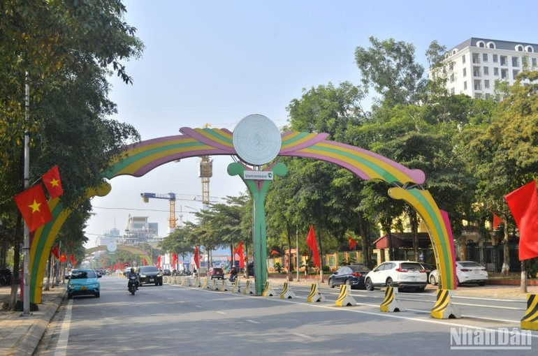 Các tuyến đường trên địa bàn thành phố Thái Bình được chỉnh trang đón chào năm mới.