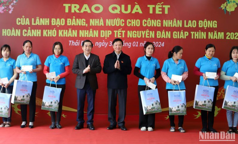 Phó Chủ tịch Quốc hội Nguyễn Khắc Định trao quà Tết cho công nhân Công ty Trách nhiệm hữu hạn Dragon Textiles 2 (huyện Quỳnh Phụ).