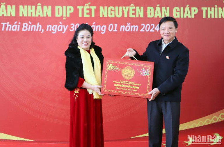 Phó Chủ tịch Quốc hội Nguyễn Khắc Định tặng quà Tết cho lãnh đạo Công ty.