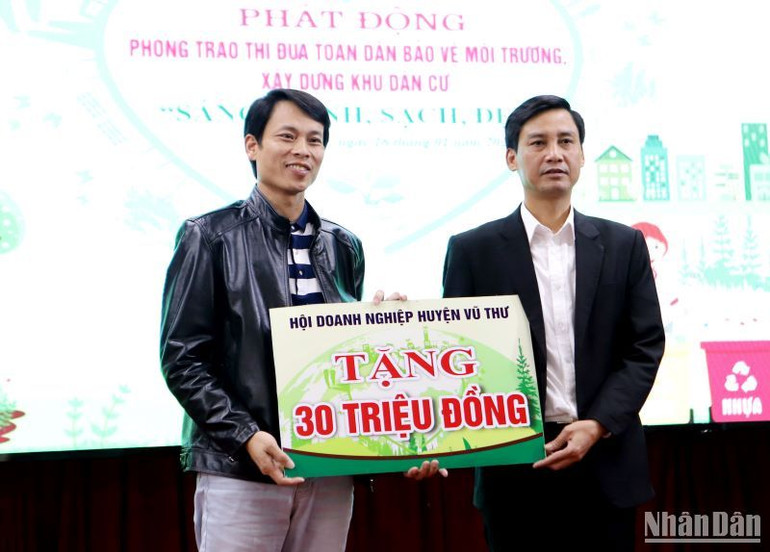 Các tổ chức, xã hội, doanh nghiệp chung tay hỗ trợ địa phương thực hiện bảo vệ môi trường. Các tổ chức, xã hội, doanh nghiệp chung tay hỗ trợ địa phương thực hiện bảo vệ môi trường.