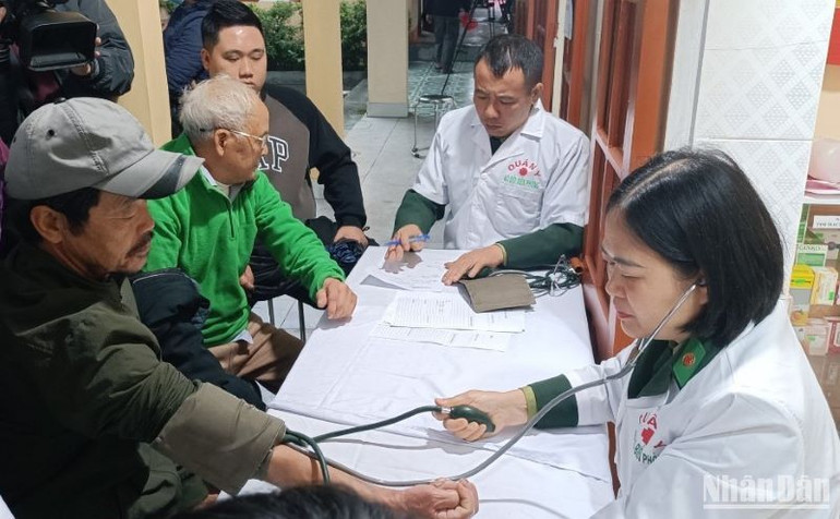 Khám bệnh, phát thuốc miễn phí cho người dân trên địa bàn xã Đông Hoàng (huyện Tiền Hải, tỉnh Thái Bình).