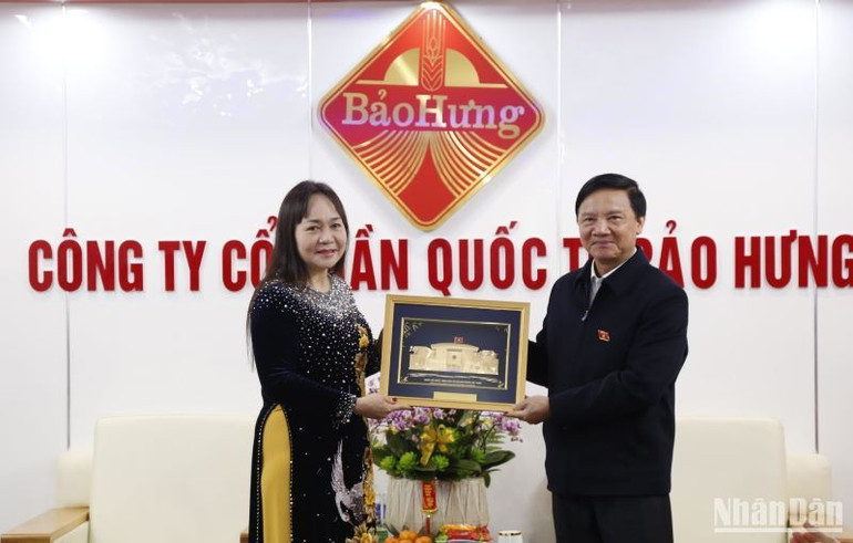 Phó Chủ tịch Quốc hội Nguyễn Khắc Định trao tặng ảnh Tòa nhà Quốc hội cho lãnh đạo Công ty.