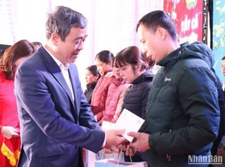 Bí thư Tỉnh ủy Thái Bình Ngô Đông Hải trao quà Tết của Tỉnh ủy cho công nhân có hoàn cảnh khó khăn.
