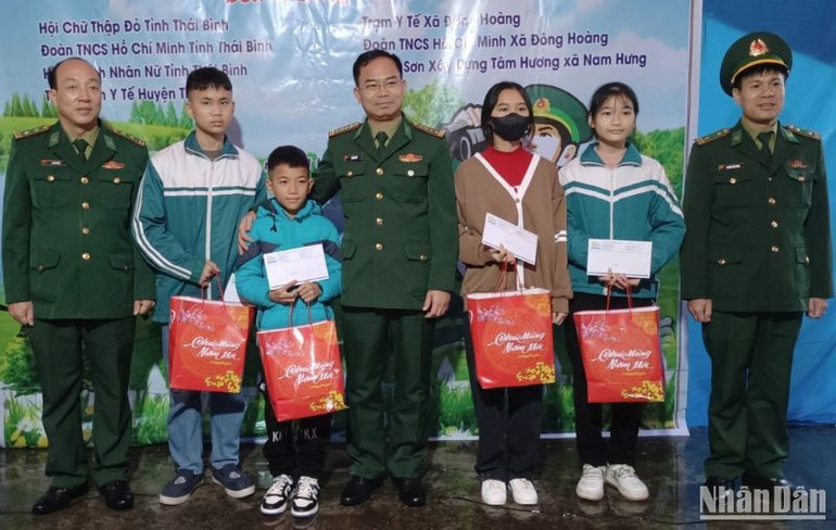 Lãnh đạo Bộ chỉ huy Bộ đội biên phòng tỉnh Thái Bình tặng quà Tết cho các em học sinh thuộc chương trình "Nâng bước em tới trường" và "Con nuôi đồn biên phòng".