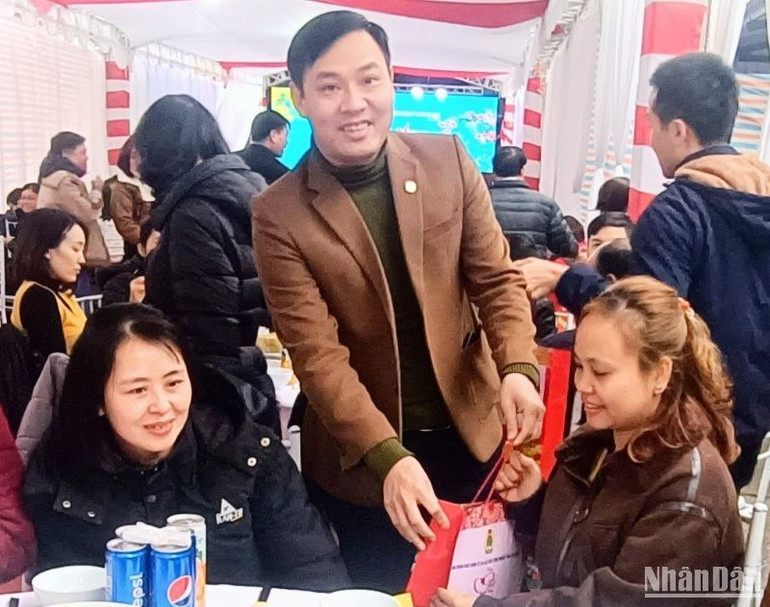 Quà Tết đến sớm với người lao động giúp họ thêm phấn khởi.