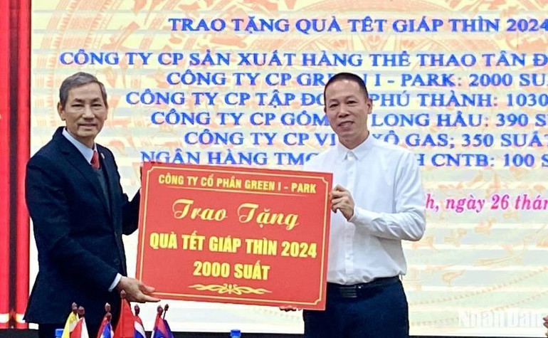 Công ty cổ phần Green I-Park trao tặng 2.000 suất quà trị giá 1 tỷ đồng.