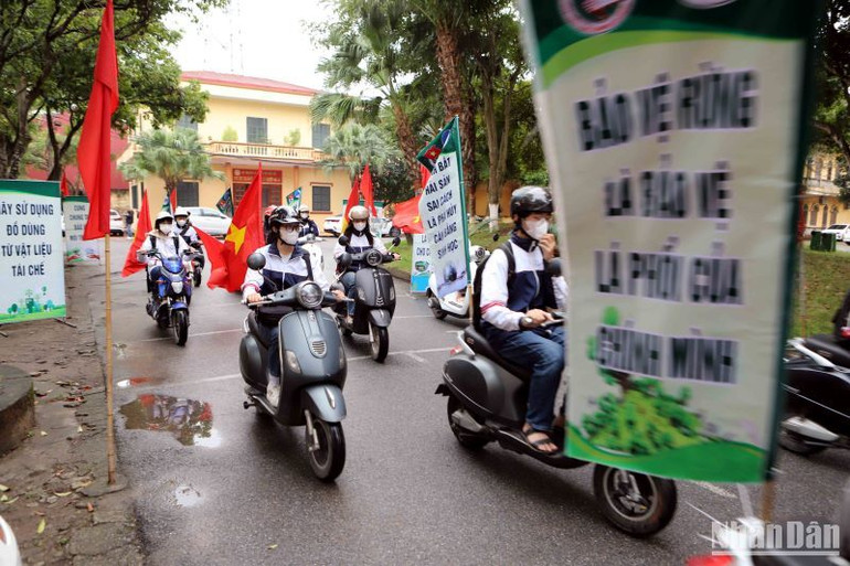 Diễu hành biểu dương lực lượng chung tay bảo vệ môi trường. Diễu hành biểu dương lực lượng chung tay bảo vệ môi trường.