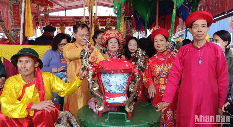 Rước nước thủy bộ tại Lễ hội đền Trần.