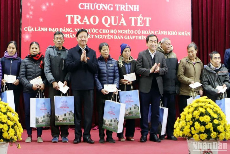 Phó Chủ tịch Quốc hội trao quà Tết cho người có hoàn cảnh khó khăn huyện Vũ Thư (tỉnh Thái Bình).