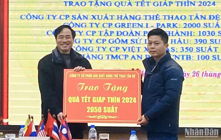 Công ty cổ phần sản xuất hàng thể thao Tân Đệ trao tặng 2.050 suất quà trị giá hơn 1 tỷ đồng.