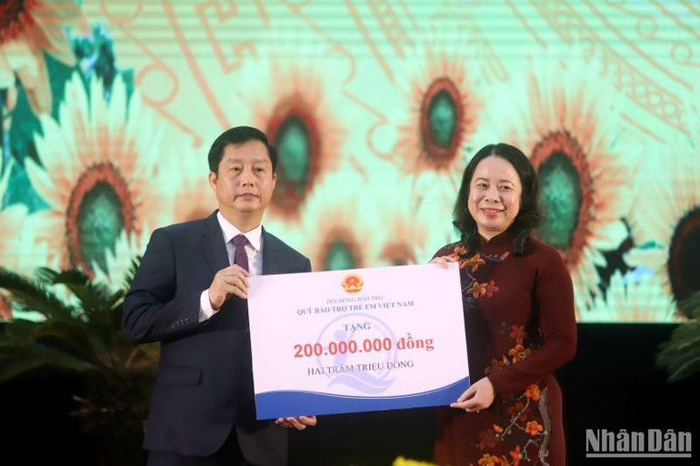 Phó Chủ tịch nước Võ Thị Ánh Xuân trao tặng 200 triệu đồng cho trẻ em nghèo tỉnh Thái Bình.