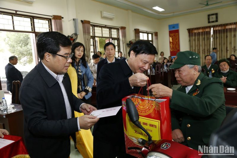 Phó Chủ tịch Quốc hội Nguyễn Khắc Định trao quà Tết cho thương binh nặng đang được chăm sóc tại Trung tâm nuôi dưỡng và điều dưỡng người có công, cơ sở 2 tại xã Minh Quang (huyện Vũ Thư, tỉnh Thái Bình).