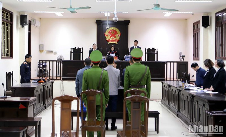 Quang cảnh phiên xét xử.