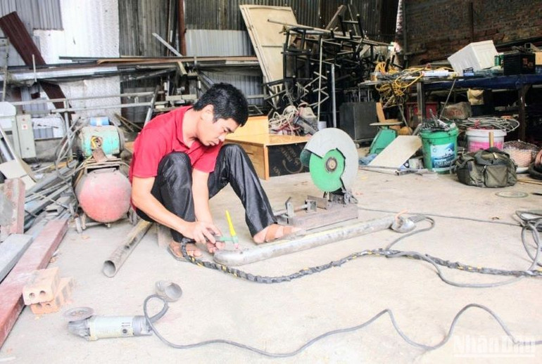 Nhờ nguồn vốn 70 triệu đồng cho vay giải quyết việc làm của Ngân hàng Chính sách Xã hội tỉnh Thái Bình đã giúp gia đình anh Lê Văn Hùng (thị trấn Diêm Điền, huyện Thái Thụy) phát triển cơ sở sản xuất cơ khí, tạo thu nhập ổn định. Nhờ nguồn vốn 70 triệu đồng cho vay giải quyết việc làm của Ngân hàng Chính sách Xã hội tỉnh Thái Bình đã giúp gia đình anh Lê Văn Hùng (thị trấn Diêm Điền, huyện Thái Thụy) phát triển cơ sở sản xuất cơ khí, tạo thu nhập ổn định.