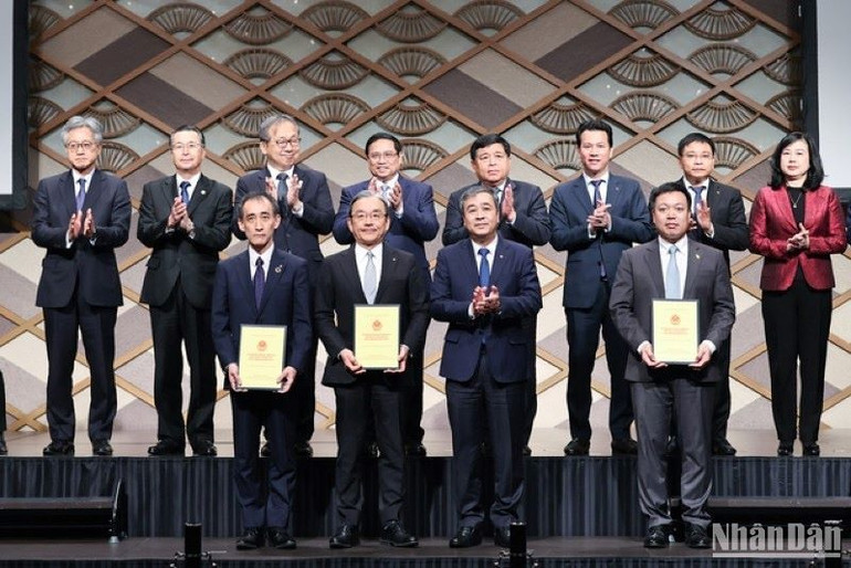 Bí thư Tỉnh ủy Thái Bình Ngô Đông Hải (thứ hai hàng đầu từ phải qua) trao Giấy chứng nhận đầu tư cho dự án nhà máy điện khí LNG Thái Bình có vốn đầu tư gần 2 tỷ USD.