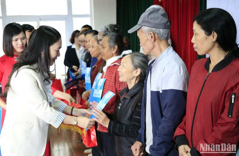 Những người yếu thế ở tỉnh Thái Bình rất vui mừng khi được trao tặng thẻ bảo hiểm y tế và sổ bảo hiểm xã hội.