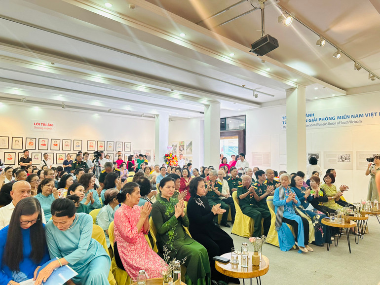 Các đại biểu tham dự chương trình.