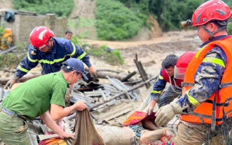 Lực lượng cứu hộ đang nỗ lực đưa thi thể một nạn nhân trong vụ lũ quét Mường Pồn ra khỏi đống đất đá.