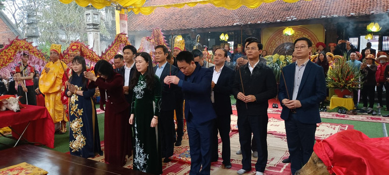 Các đại biểu dâng hương trong đền Vua, thuộc Khu di tích quốc gia đặc biệt Lăng mộ và đền thờ các vị vua triều Trần.