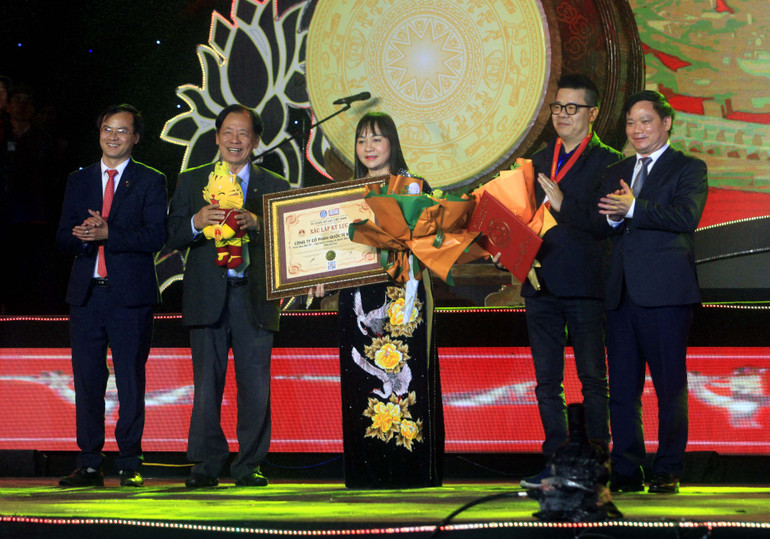 Tổ chức Kỷ lục Guinness Việt Nam trao chứng nhận cặp bánh nướng, bánh dẻo lớn nhất Việt Nam cho lãnh đạo Công ty cổ phần Quốc tế Bảo Hưng.