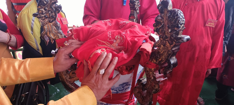 Vừa lấy nước, các vị chư tăng và tín đồ Phật tử vừa thực hiện các nghi thức tâm linh.