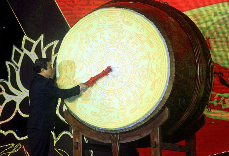 Đồng chí Ngô Đông Hải, Bí thư Tỉnh ủy Thái Bình đánh trống khai hội đền Trần Thái Bình 2023.