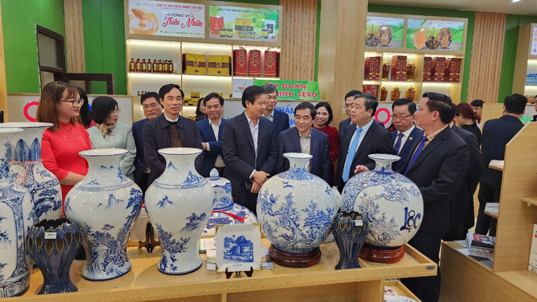 Các đại biểu tham quan sản phẩm trưng bày tại sàn giao dịch Công nghệ và Thiết bị.