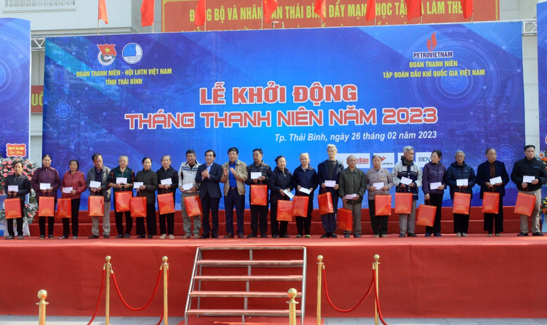 Tỉnh đoàn Thái Bình tặng 20 suất quà cho cựu thanh niên xung phong có hoàn cảnh khó khăn trên địa bàn thành phố Thái Bình.