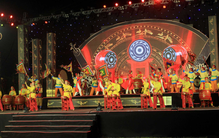 Màn trống hội đặc sắc trong lễ khai mạc Lễ hội đền Trần Thái Bình.