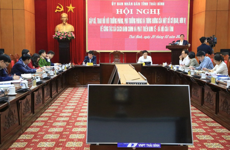 Quang cảnh buổi gặp gỡ, trao đổi với cán bộ, công chức thường xuyên tiếp xúc với người dân và doanh nghiệp. Quang cảnh buổi gặp gỡ, trao đổi với cán bộ, công chức thường xuyên tiếp xúc với người dân và doanh nghiệp.