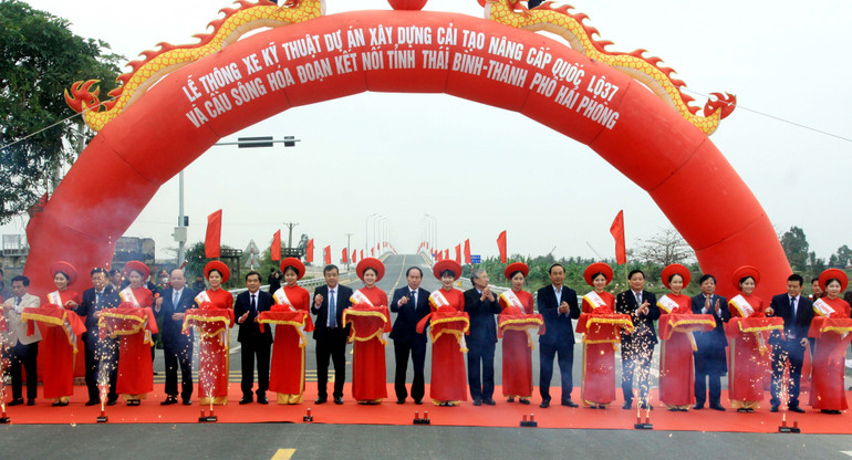 Cắt băng thông xe kỹ thuật Quốc lộ 37 và cầu sông Hóa. Cắt băng thông xe kỹ thuật Quốc lộ 37 và cầu sông Hóa.