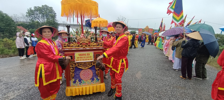 Nước thiêng được lấy về sẽ để trong đền Trần Thái Bình trong 3 tháng 10 ngày.