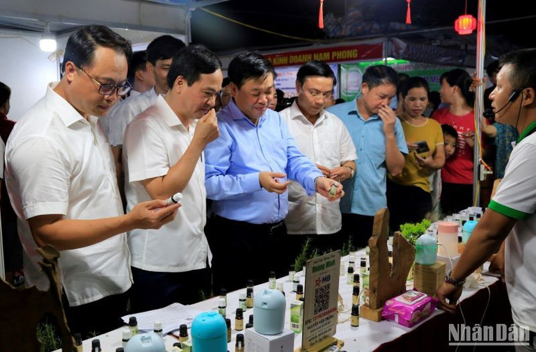 Các đại biểu tham quan gian hàng trưng bày tinh dầu Hương Thảo. (Ảnh: Mai Tú) Các đại biểu tham quan gian hàng trưng bày tinh dầu Hương Thảo. (Ảnh: Mai Tú)