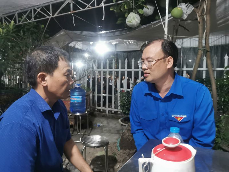 Bí thư Tỉnh đoàn Thái Bình Thiệu Minh Quỳnh thăm hỏi, chia sẻ với thân nhân chiến sĩ hy sinh trong khi làm nhiệm vụ. (Ảnh: Tỉnh đoàn cung cấp)